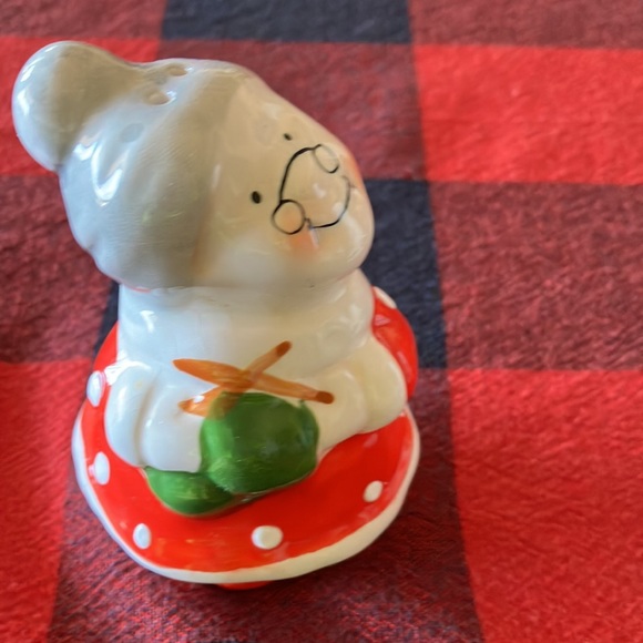 EUC Santa and Mrs Claus salt and pepper shakers - Picture 2 of 9